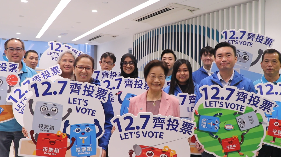 平機會主席及員工手持立法會選舉的宣傳品